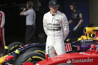 Hamilton do Ferrari? Je to masakr a jeden z největších momentů v historii F1, říká expert - Sport.cz